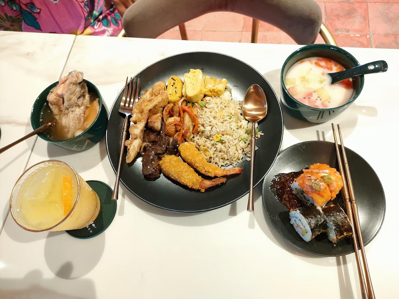 Kuliner berbagai macam yang tersedia di Nine House (Theresia Lonika).