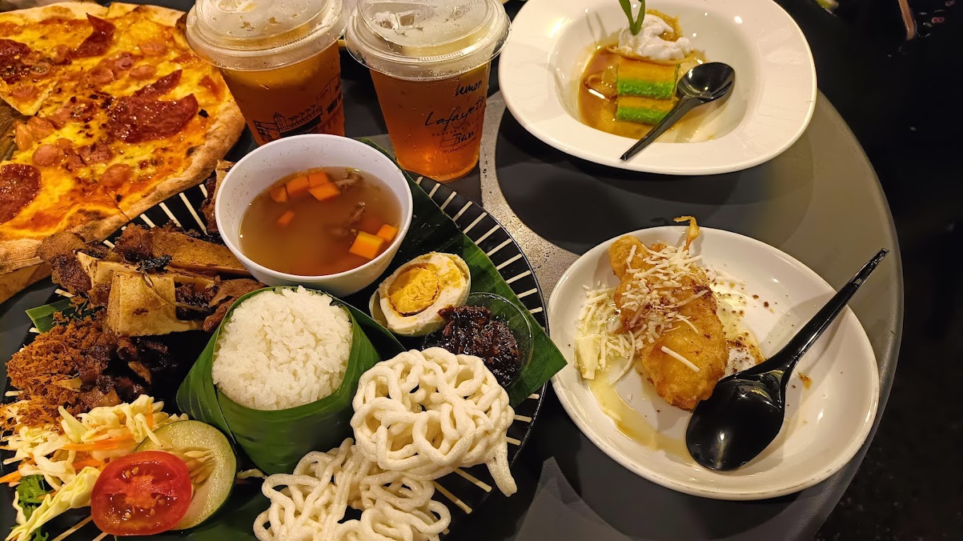 Berbagai macam menu yang disediakan di laffayete (sonareoso).