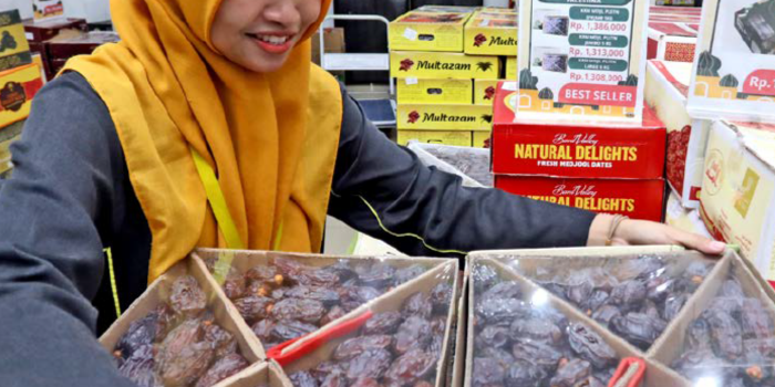 BANYAK DICARI: Pedagang di kawasan Ampel menata kurma sebelum dikirim ke pembeli kemarin