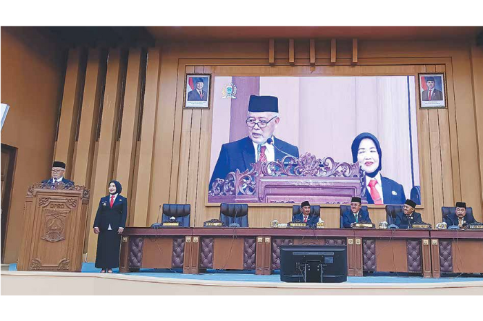 Bupati Malang H M. Sanusi didampingi Wakil Bupati Malang Lathifah Shohib saat menyampaikan sambutan di ruang rapat paripurna gedung DPRD Kabupaten Malang kemarin (3/3). (INDAH MEI YUNITA/RADAR MALANG)
