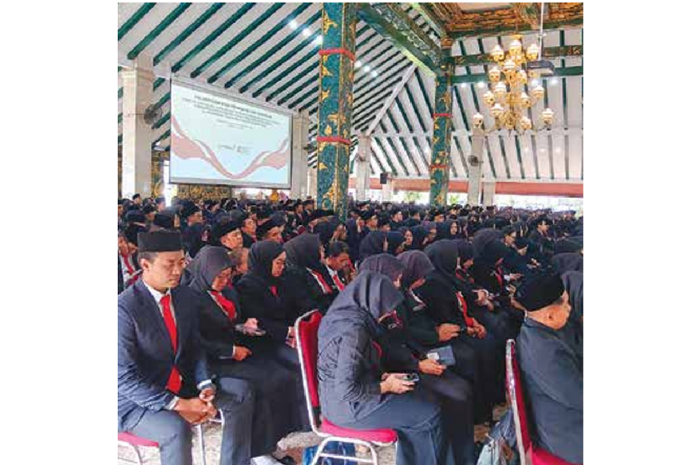 HARUS GURU PENGGERAK: Ratusan guru menjalani pengukuhan sebagai di Pendapa Agung Kabupaten Malang pada Februari lalu. (INDAH MEI YUNITA/RADAR KANJURUHAN)