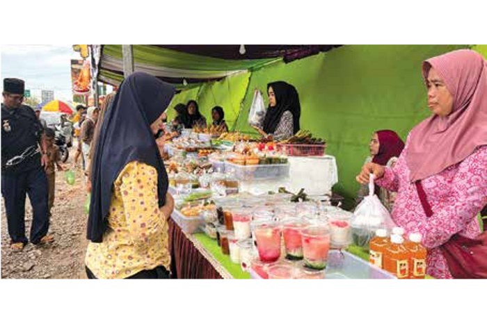 Jalanan di depan Pasar Gondanglegi dimanfaatkan warga sekitar untuk berjualan takjil kemarin. Omzet pedagang rata-rata menembus jutaan rupiah per hari. (NAHDIATUL AFFANDIAH/RADAR KANJURUHAN)
