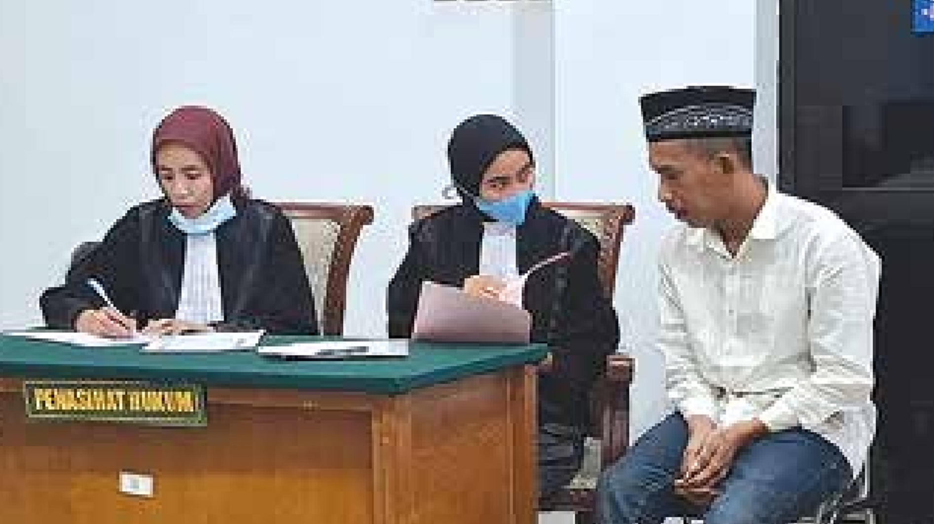 PELAKU PEMBUNUHAN: Paring M. Nuari (kanan) menjalani sidang dakwaan di Pengadilan Negeri (PN) Kepanjen kemarin (3/3).