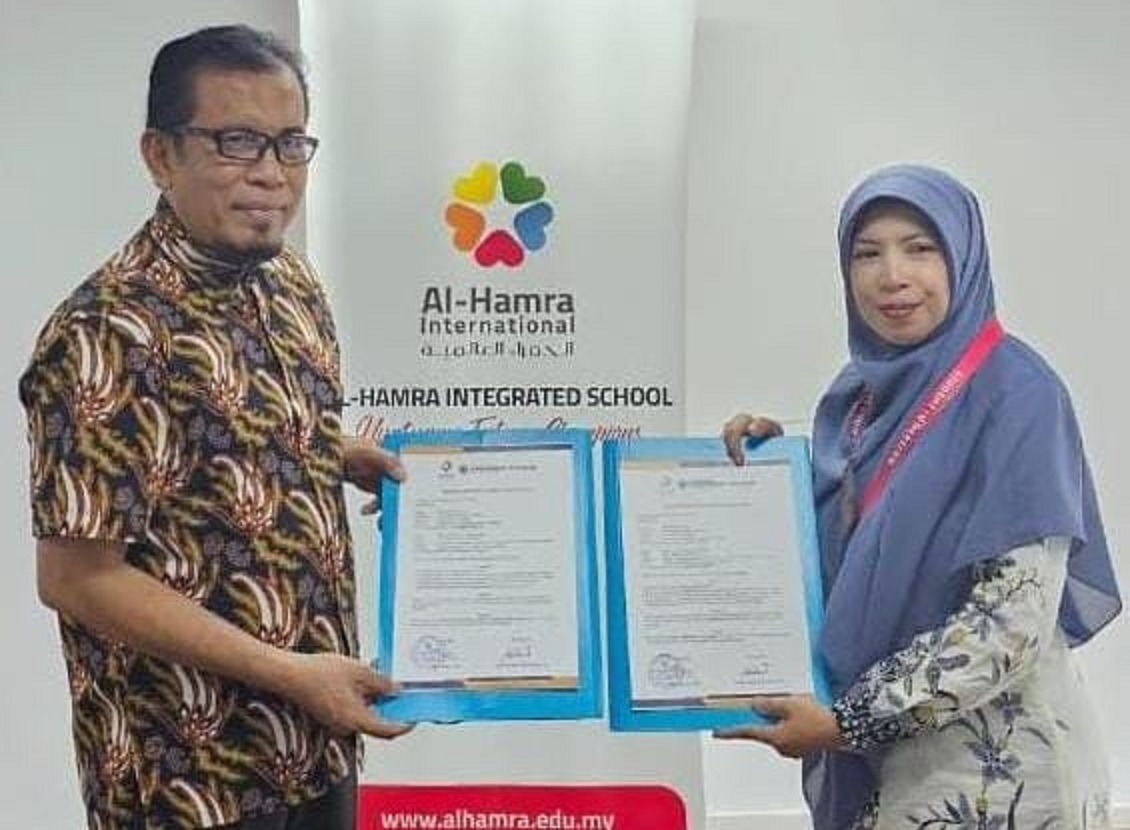 BERORIENTASI INTERNASIONAL: Prof Dr Hasni bin Mohammed dar Al Hamra Integrated School Malaysia saat prosesi MoU dengan Rizka Silvia, Kepala SD Muhammadiyah 1 Kota Malang.