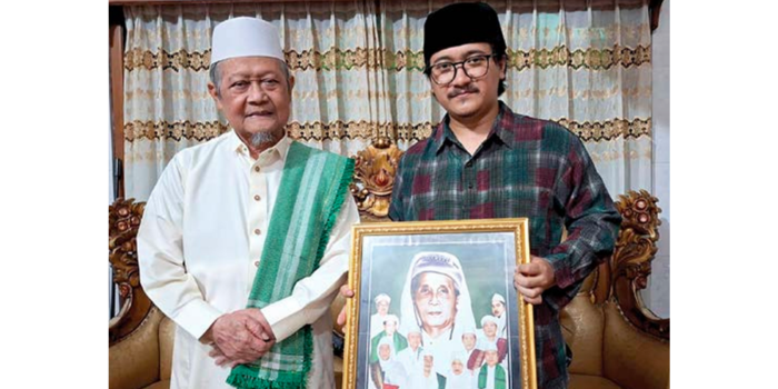 PENERUS: Generasi keempat Ponpes Miftahul Huda KH Ahmad Muhammad Arif Yahya (kiri) dan keponakannya yang merupakan generasi kelima, Gus Fuad Abdurrochim Yahya, ikut melanjutkan pengelolaan pesantren.