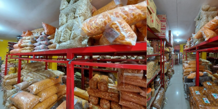 Tampak dalam Toko Kurnia 2 yang dipenuhi berbagai macam cemilan. (Google: Aldi Wahyu)