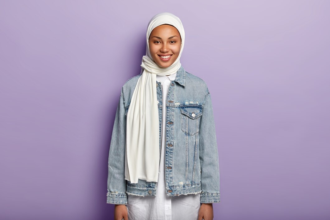 Ilustrasi seorang wanita mengenakan hijab simple. (freepik.com)