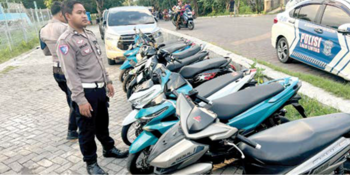 MERESAHKAN: Belasan motor yang terjaring patroli Senin (3/3) petang.