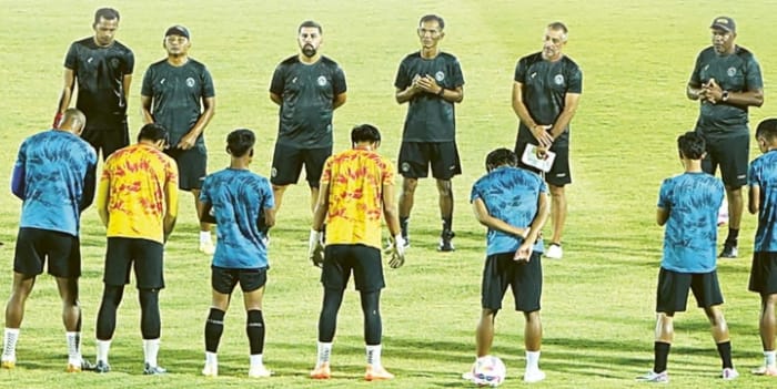 TANTANGAN BERAT: Para pemain Arema FC berdoa bersama sebelum melakukan uji coba lapangan di Stadion Gelora Kie Raha, Ternate, Senin lalu (3/3).