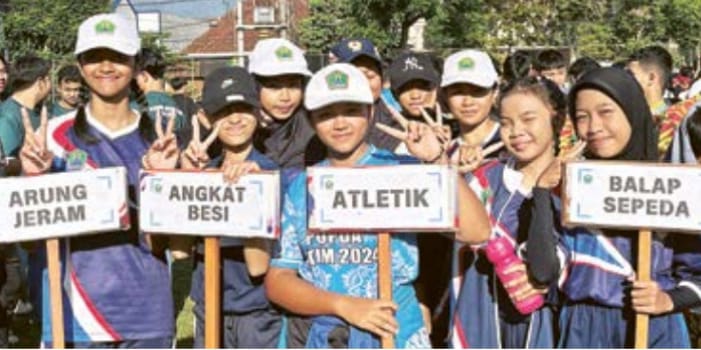 EFISIENSI: Sejumlah atlet Kota Malang mengikuti pembukaan Puslatkot di lapangan luar Stadion Gajayana, beberapa waktu lalu