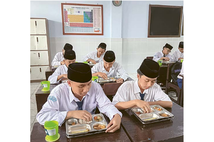 UJI COBA: Siswa-siswi MTs An-Nur 1 Bululawang menikmati program Makan Bergizi Gratis (MBG) beberapa waktu lalu. (INDAH MEI YUNITA/RADAR KANJURUHAN)
