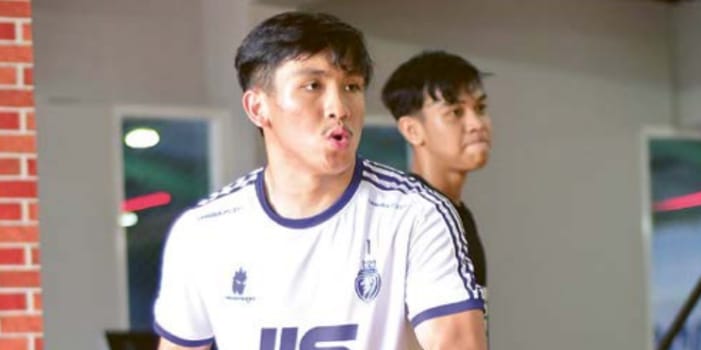 ANTI KENDOR: Kiper Unggul FC Malang Angga Ariansyah menjalani latihan fisik di gym Unggul Sport Center, kemarin.