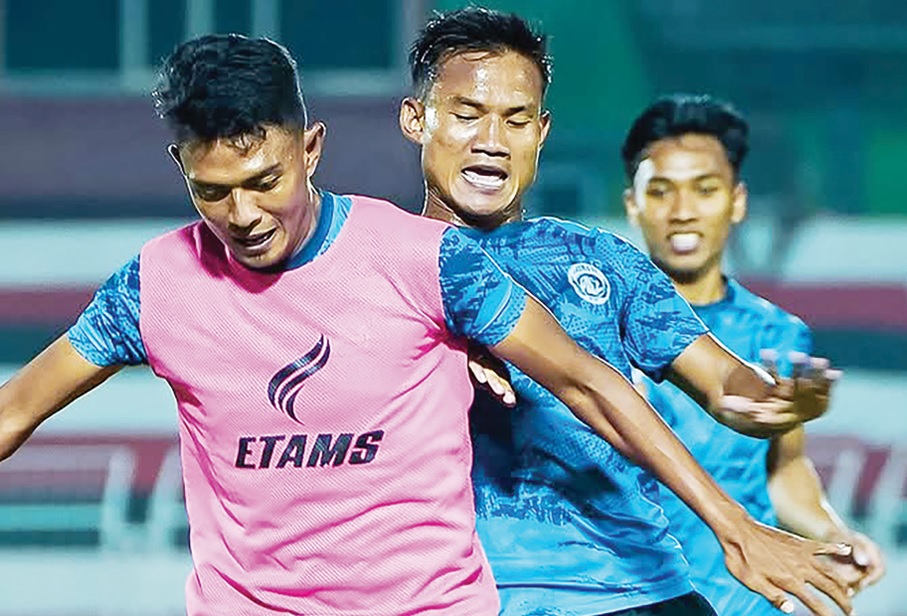 ADAPTASI BAGUS: Bayu Setiawan (kanan) mengawal ketat Dedik Setiawan dalam sesi latihan di Stadion Kie Raha, Ternate, Senin lalu (3/3).