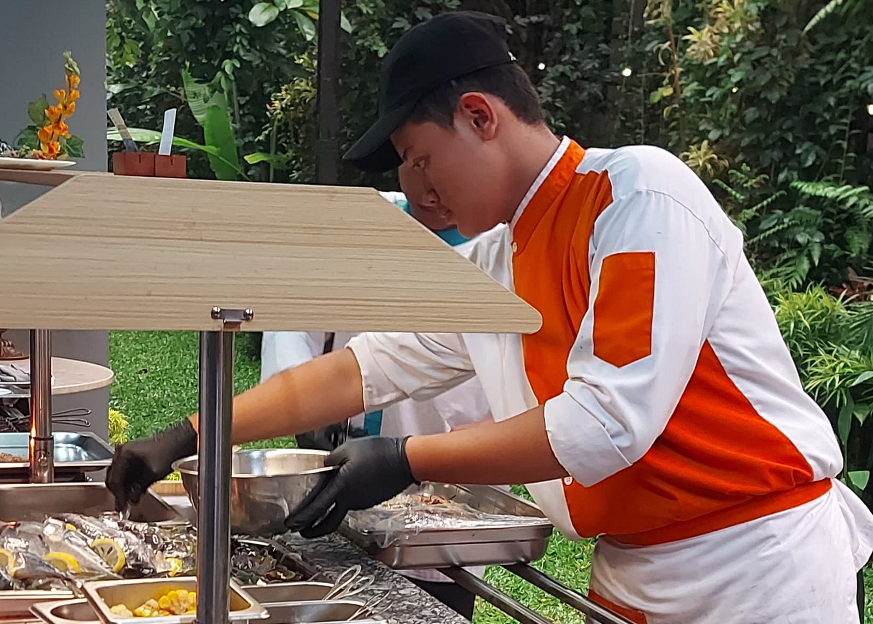 FRESH: Chef Grand Miami Live Cooking menyajikan seafood bakar khas Sendang Biru untuk berbuka puasa, Senin (3/3).