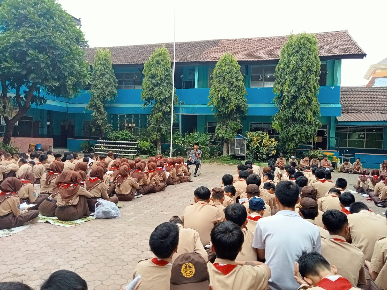 PERKUAT KARAKTER: Pembiasaan membaca Alquran bersama (murojaah) untuk seluruh siswa SMP Shalahuddin Malang.