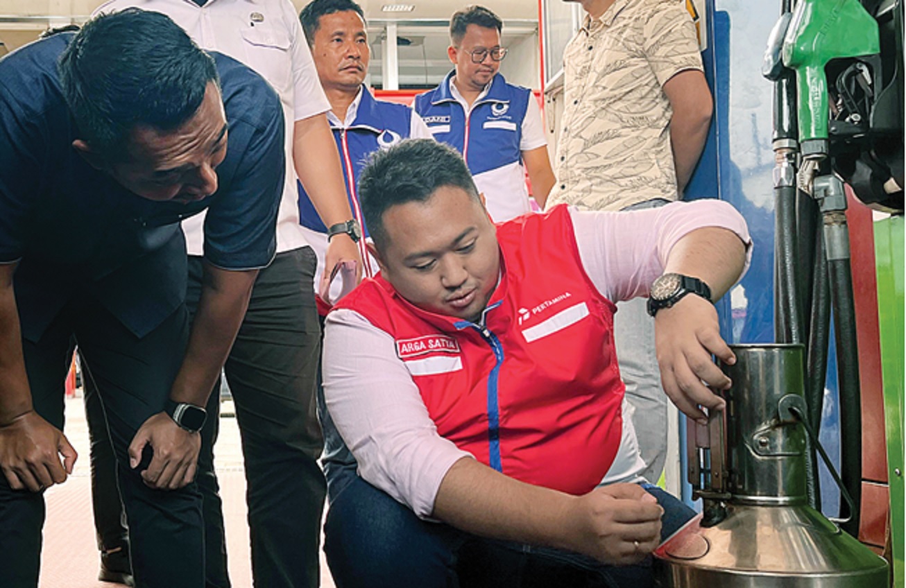 TIDAK ADA KEJANGGALAN: Polisi bersama tim dari PT Pertamina Patra Niaga mengecek BBM jenis Pertamax di salah satu SPBU di Kecamatan Bululawang, Kabupaten Malang, kemarin (4/3).