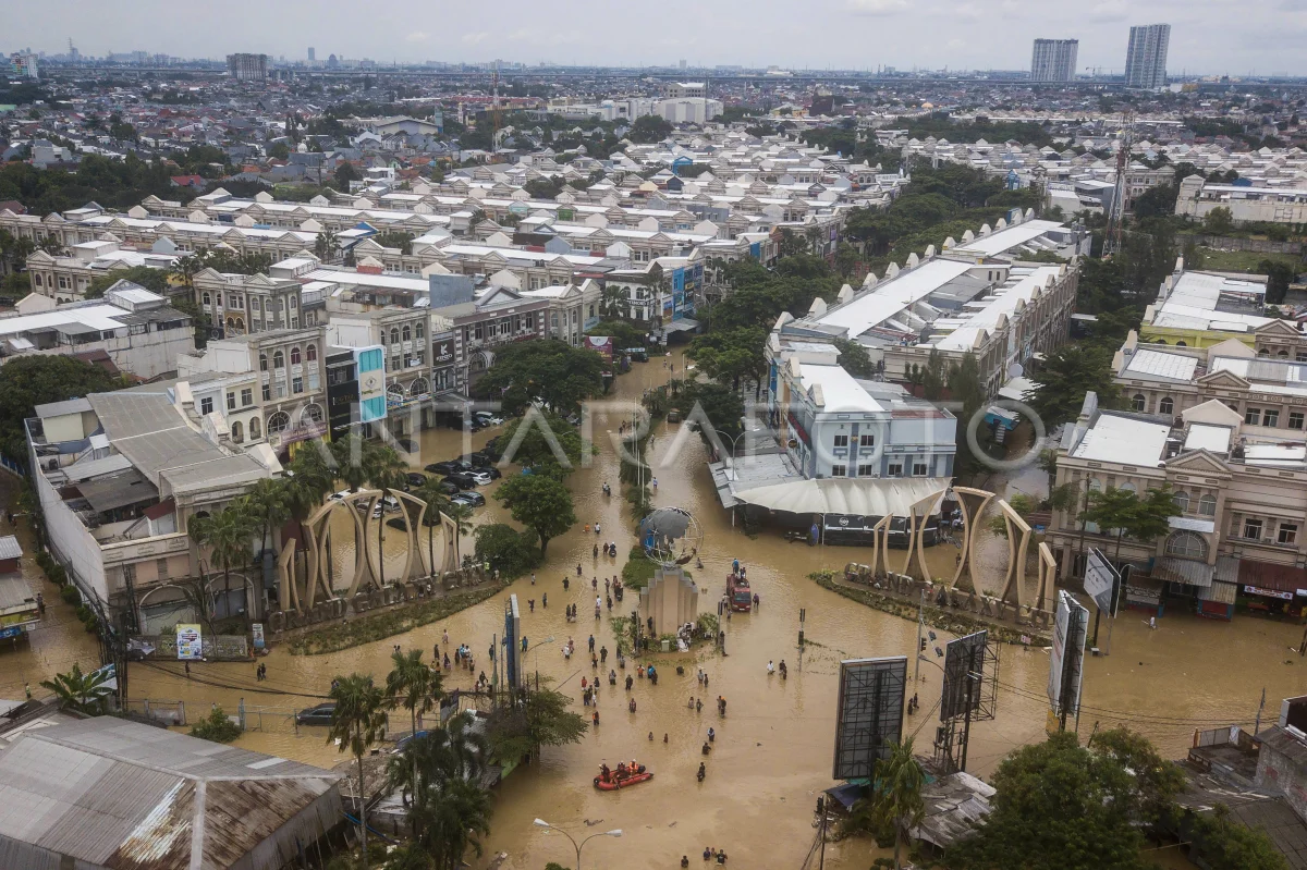 Foto udara banjir yang merendam kompleks pertokoan bekasi Galaxy, Bekasi, Jawa Barat, Selasa 4 Maret 2025. (ANTARA FOTO)
