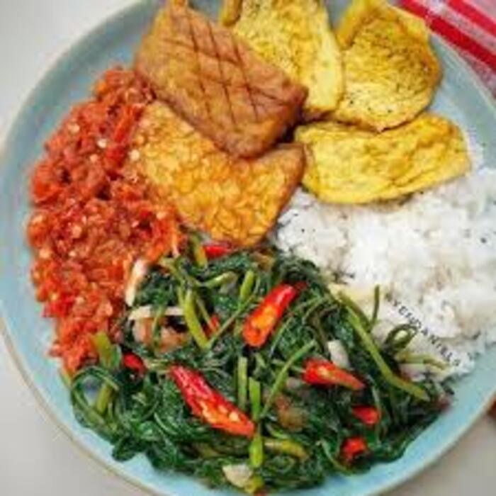 Ilustrasi Tumis Kangkung dengan nasi, tahu, dan tempe yang bisa dicoba untuk menu sahur. (yendaniels)