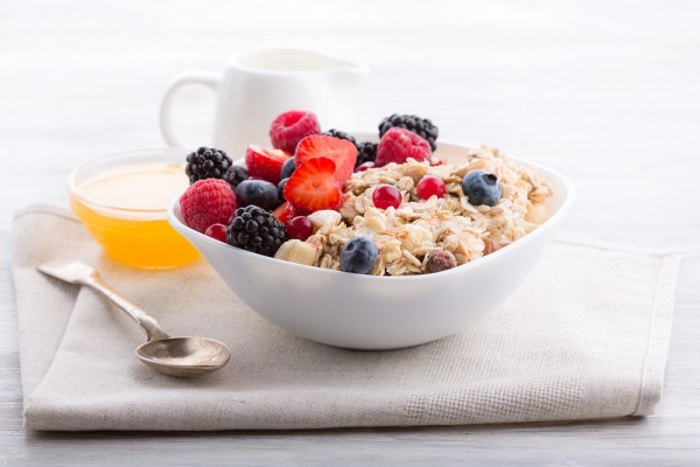 Ilustrasi makanan sahur Oatmeal dengan buah berri dan madu. (Frisian Flag Indonesia)