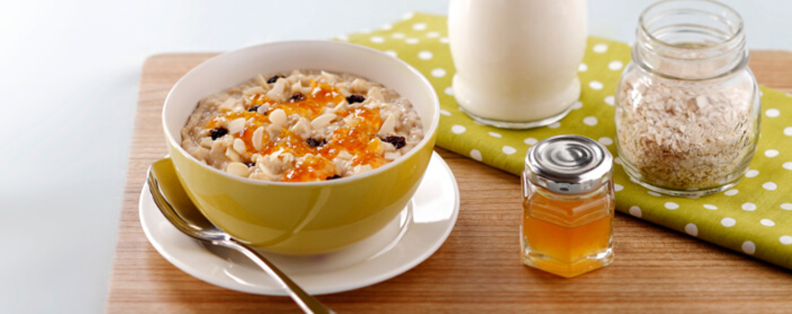 Ilustrasi santap sahur Oatmeal buah dengan madu. (Nutriclub)