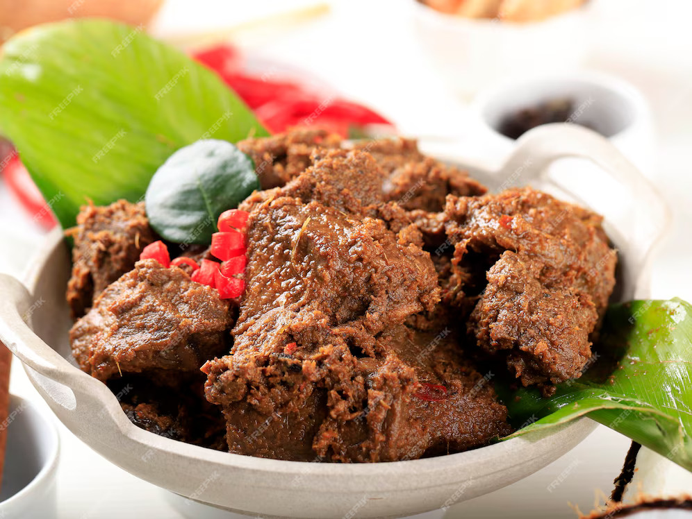 Ilustrasi nikmatnya makanan tradisional Indonesia dari Padang, Rendang. (freepik.com)