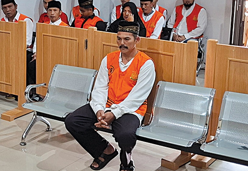 ASUSILA: Maseman, 48, warga Desa Srigonco, Kecamatan Bantur menjalani sidang di Pengadilan Negeri (PN) Kepanjen karena menyetubuhi anak tirinya kemarin (4/3).