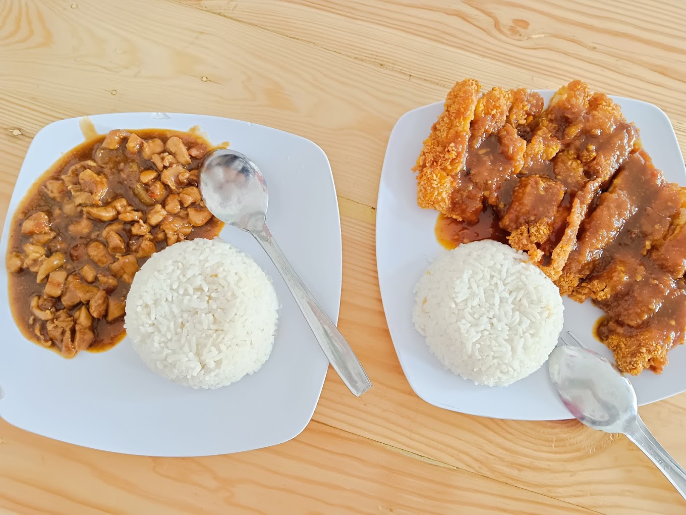 Terdapat juga katsu curry yang mengunggah selera (Clarita DR).