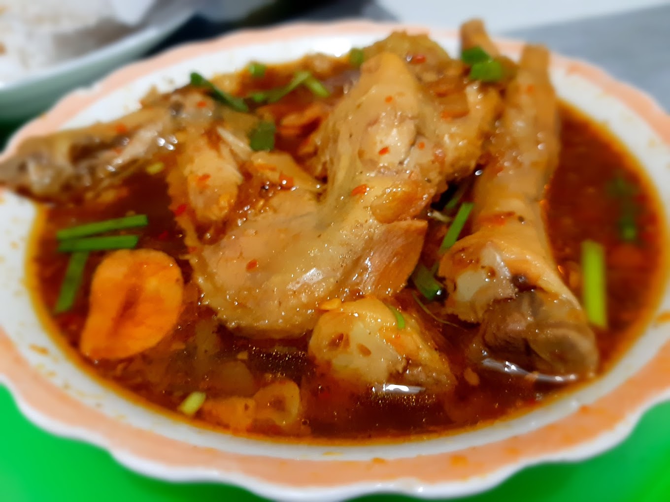 Hangatnya Ceker Sri Rezeki yang cocok untuk berbuka puasa (Titik Umiyati).