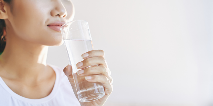 Ilustrasi orang minum air (pch.freepik)