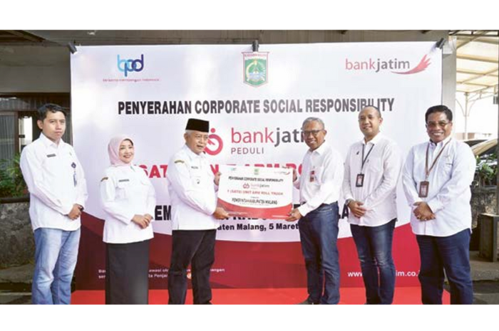 Bupati Malang H M. Sanusi didampingi Wabup Lathifah Shohib dan Plt Kepala DLH Ahmad Dzulfikar Nurrahman menerima penyerahan CSR dari Direktur Manajemen Risiko Bank Jatim.