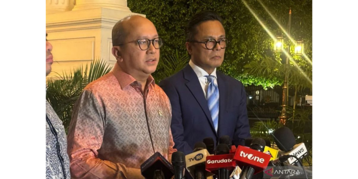 Kepala BPI Danantara Indonesia Rosan Roeslani (kiri) bersama Kepala Pelaksana Bidang Operasional Danantara Dony Oskaria (kanan) di kompleks Istana Kepresidenan (5/3/2025). ANTARA/Genta Tenri Mawangi.