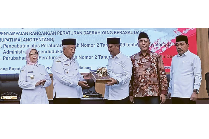 Bupati Malang H. M Sanusi bersama Ketua DPRD Kabupaten Malang Darmadi saat serah terima dokumen rancangan perubahan Perda tentang Penetapan Desa di rapat paripurna. (INDAH MEI YUNITA/RADAR KANJURUHAN)