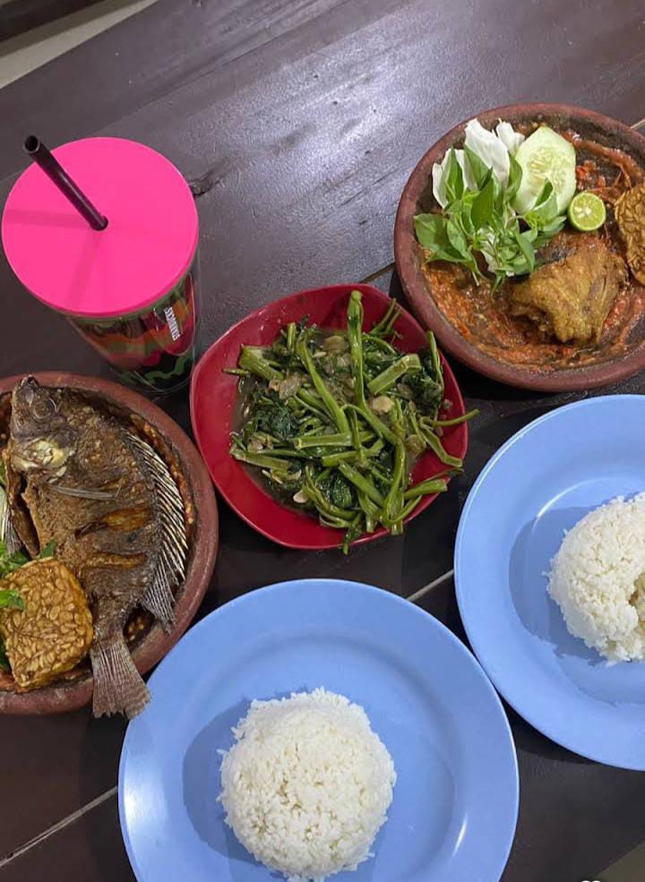 Lezatnya beberapa menu-menu dari Lalapan Yu Sri. (Madzal)