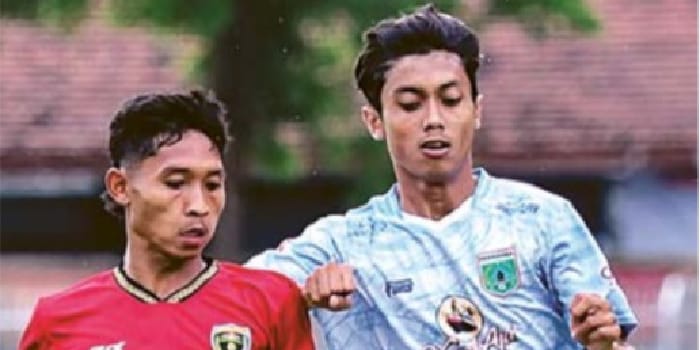 PERBAIKI KEKURANGAN: Pemain Persikoba Batu (kanan) berusaha merebut bola dari penggawa Persinga Ngawi dalam lanjutan Liga 4 Jawa Timur, beberapa waktu lalu.
