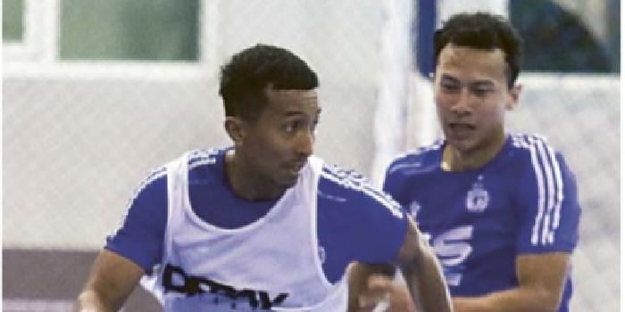 TIDAK KALAP: Kapten Unggul FC Malang Ikhsani Fajar (depan) berusaha lepas dari penjagaan Guntur Sulistyo dalam sesi latihan di Unggul Sport Center, pekan lalu.