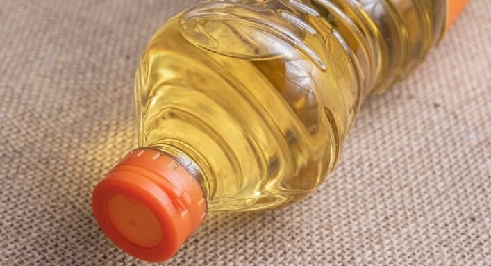 Foto ilustrasi minyak goreng botol 1 liter (Freepik.com)