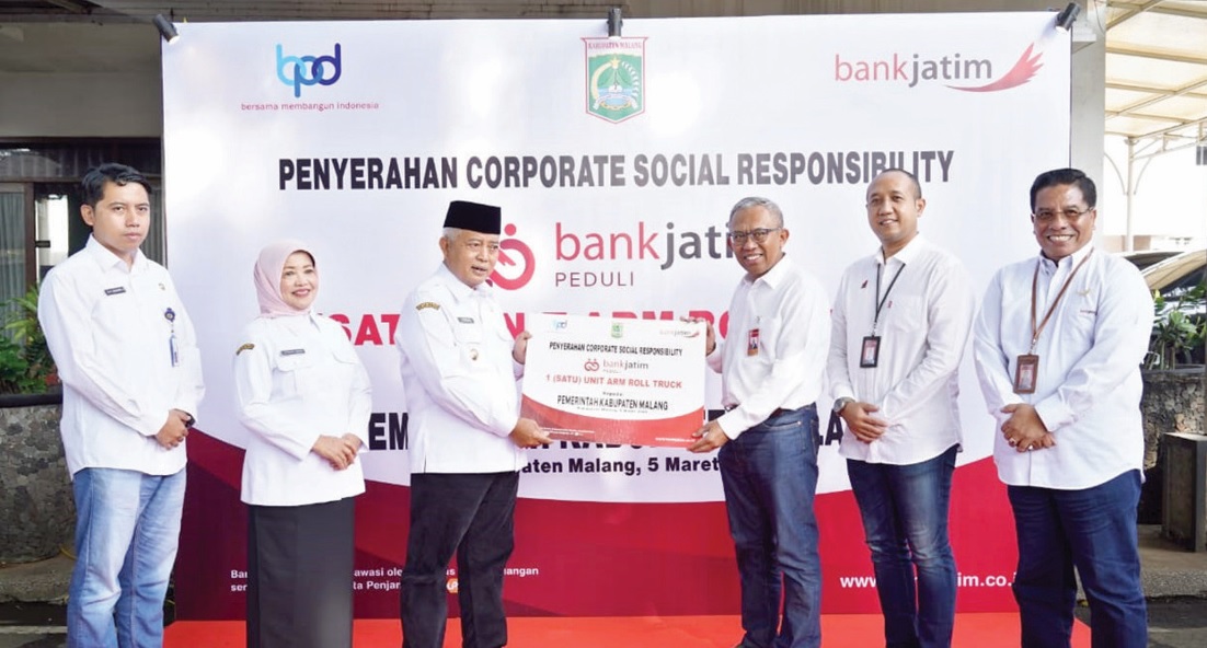 SIMBOLIS: Bupati Malang H M. Sanusi didampingi Wabup Lathifah (dua dari kiri) dan Plt Kepala DLH Ahmad Dzulfikar Nurrahman (kiri) menerima penyerahan CSR dari Direktur Manajemen Risiko Bank Jatim.