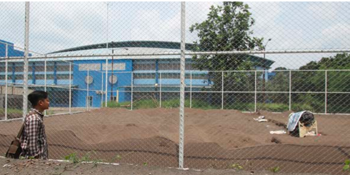 BELUM SIAP: Lapangan voli pantai yang dibangun Pemkot Malang di belakang GOR Ken Arok sejak tahun lalu batal digunakan untuk Porprov Jatim 2025 karena tidak menggunakan pasir laut.