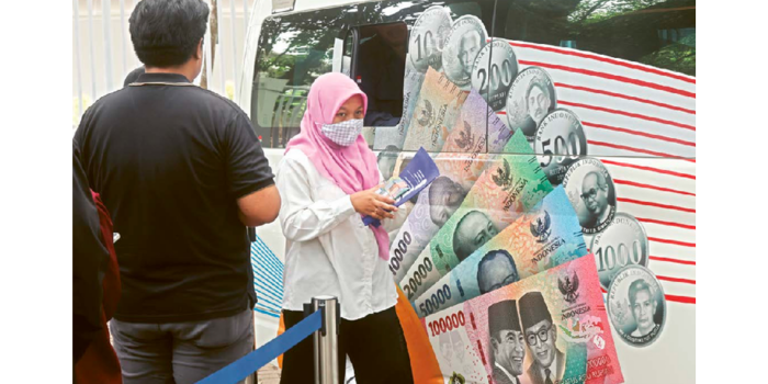 TRADISI TAHUNAN: Warga antre menukarkan uang lama dengan uang baru di mobil kas keliling Bank Indonesia di Stadion Kanjuruhan kemarin (5/3).