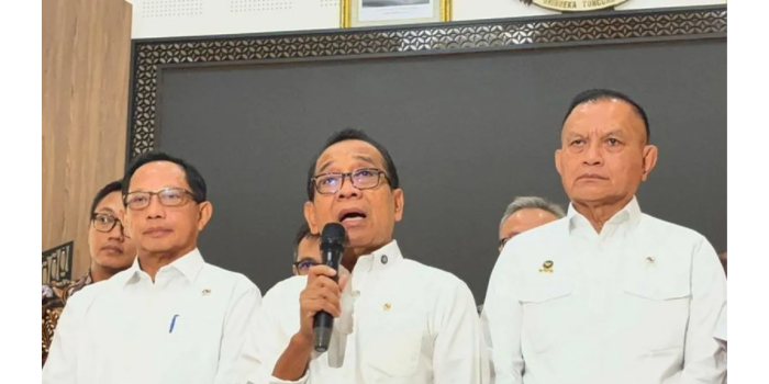 Menko PMK Pratikno (tengah) dan Mendagri Tito Karnavian (kiri) dalam konferensi pers usai  rapat tingkat menteri terkait persiapan hari raya dan libur Idul Fitri di Jakarta, Rabu (5/3). (ANTARA)