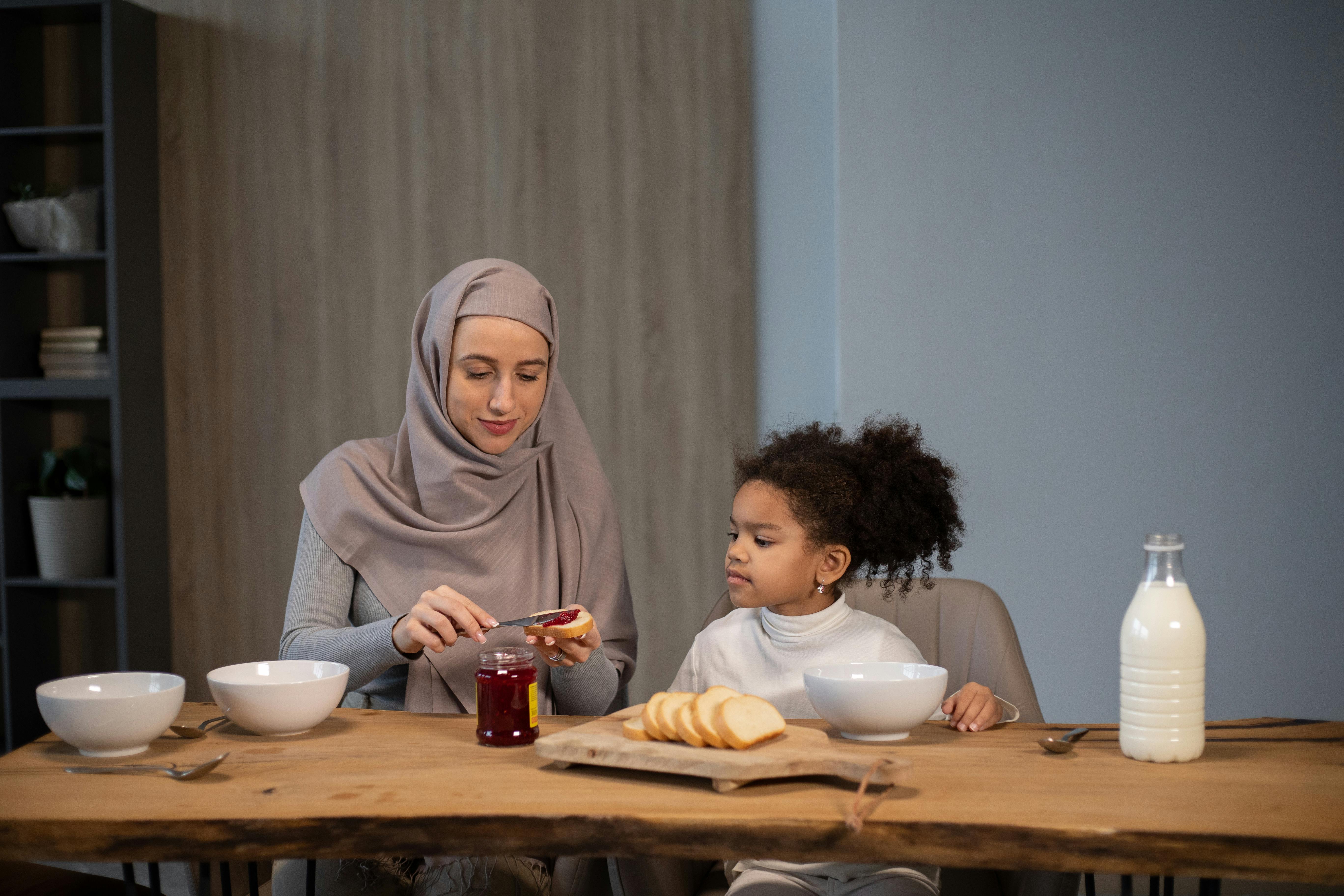 Ilustrasi Anak bersama Ibu sedang menyantap makanan (pexels).