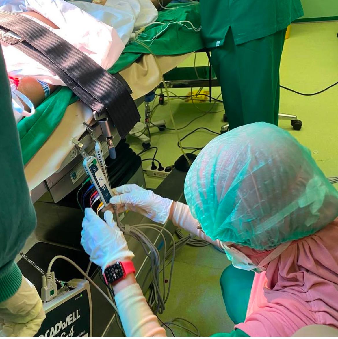 TELITI: Petugas medis RSSA memantau peralatan yang digunakan saat operasi.