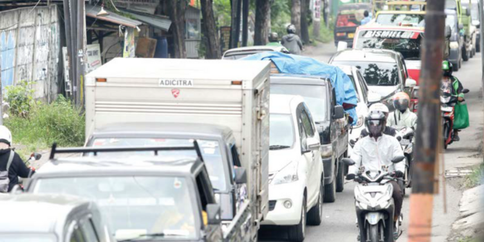 KERAP DIKELUHKAN: Antrean kendaraan mengular menuju pintu masuk tol Driyorejo kemarin.