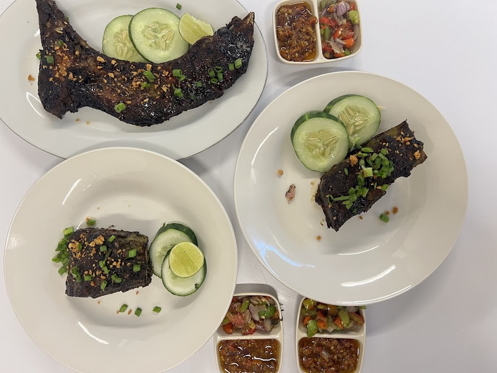 Berbagai menu bakaran  yang  menjadi pilihan menarik bagi pencinta hidangan laut (Nandyan Ayu).