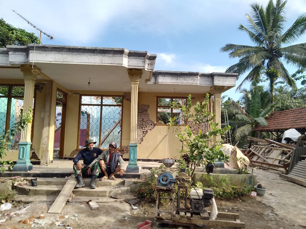 BENCANA ALAM: Rumah warga Desa Majangtengah, Kecamatan Dampit rusak akibat gempa. Gempa besar terakhir melanda pada 2021.