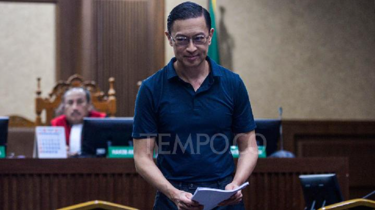 Terdakwa kasus dugaan korupsi impor gula Thomas Lembong (tengah) mengikuti sidang pembacaan dakwaan di Pengadilan Tipikor, Jakarta, 6 Maret 2025. Tempo/Tony Hartawan