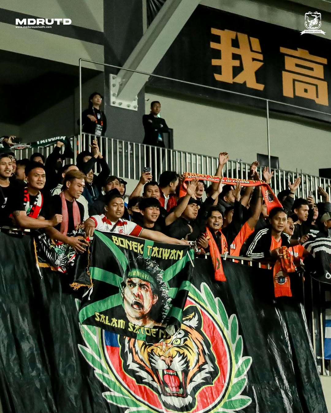 Bonek berbaur dengan suporter lain mendukung Madura United dalam AFC Challenge Cup. (Instagram Madura United)