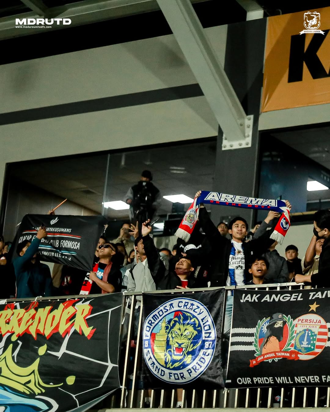 Aremania berbaur dengan suporter lain mendukung Madura United dalam AFC Challenge Cup. (Instagram Madura United)