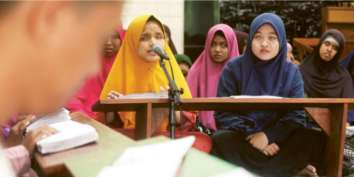 RUTIN TIAP RAMADAN: Disabilitas netra peserta pelatihan mengaji braille membacakan surat-surat di dalam Alquran secara bersama-sama di Masjid An-Nur, kemarin (6/3) (DARMONO / RADAR MALANG).