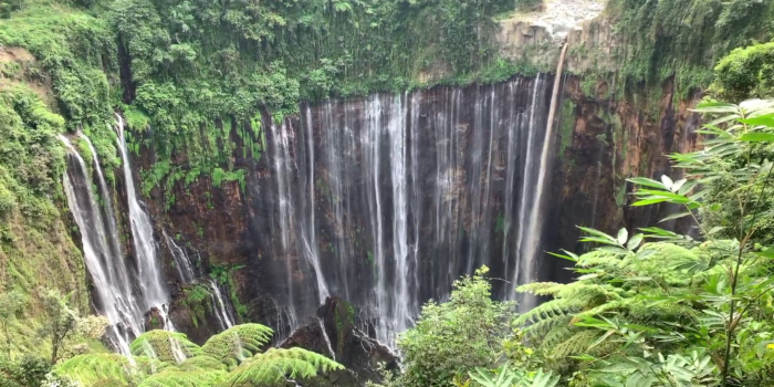 Pemandangan air terjun di wisata Coban Sewu.